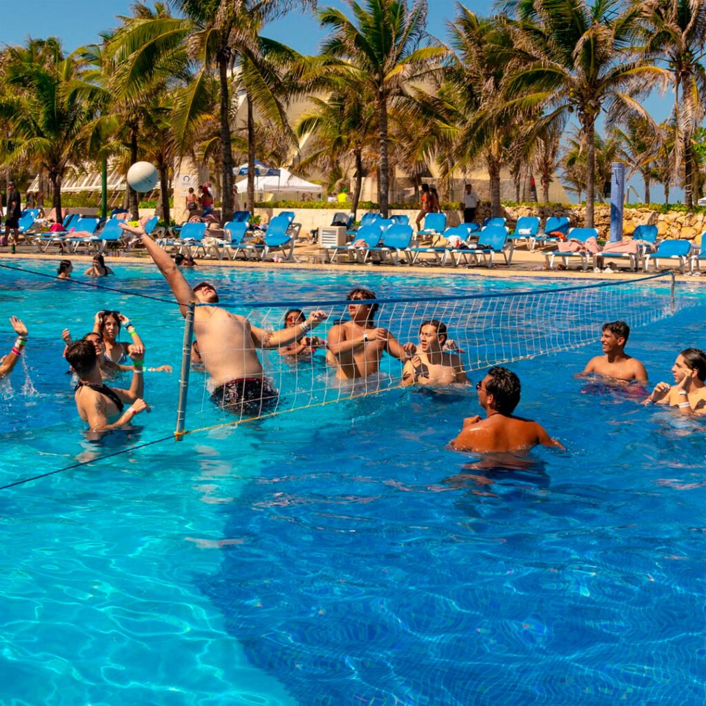 diversion-en-la-piscina-viaje-de-graduacion-poes